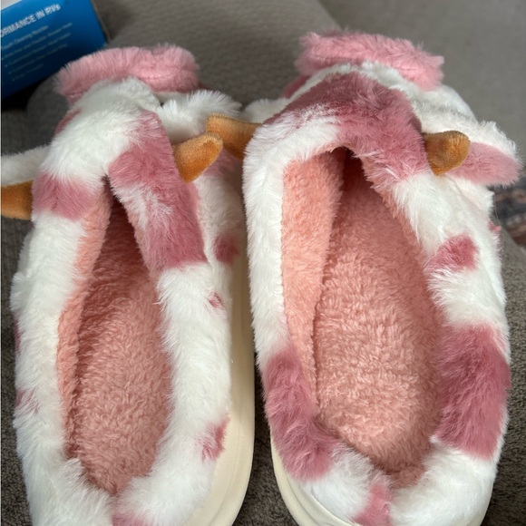 Woman’s size 6.5 slippers - Picture 6 of 8